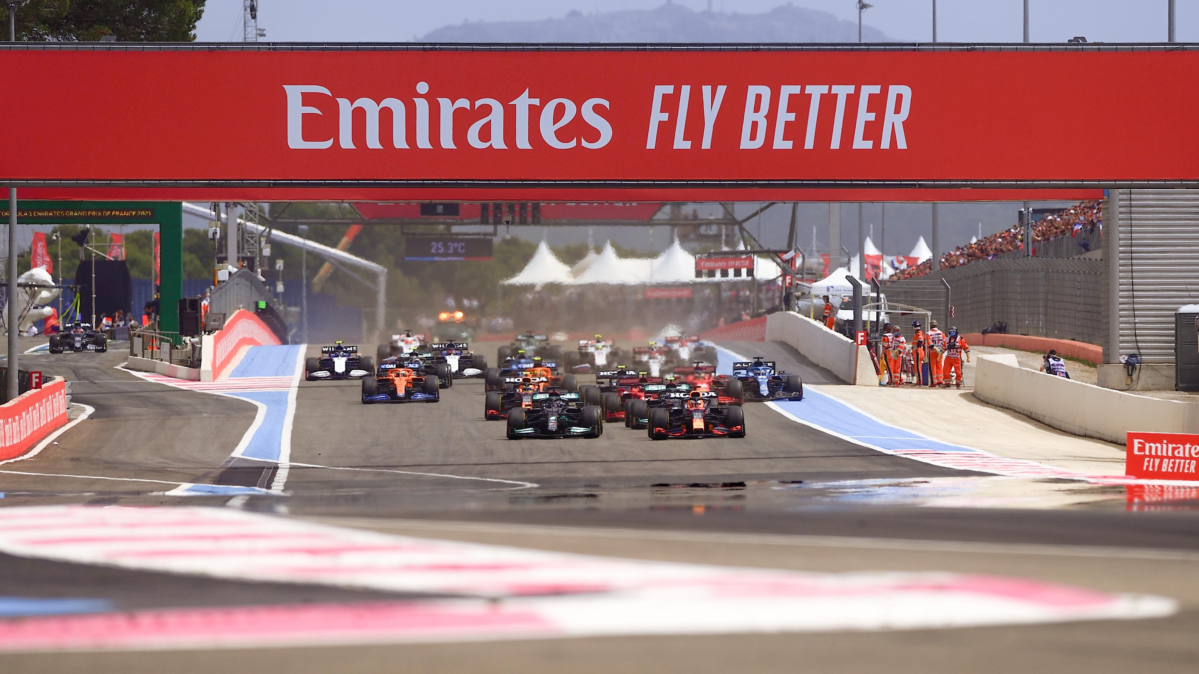 Emirates, patrocinador global de la F1, destacando su servicio premium y conexi&oacute;n mundial.